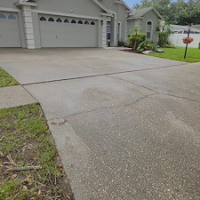 Driveway-Pressure-Washing-in-Valrico-FL-Algae-and-Mold-Removal 8