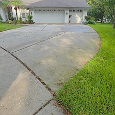 Valrico-Driveway-Cleaning-Pressure-Washing-Away-Years-of-Algae 5