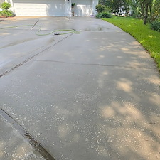 Valrico-Driveway-Cleaning-Pressure-Washing-Away-Years-of-Algae 4