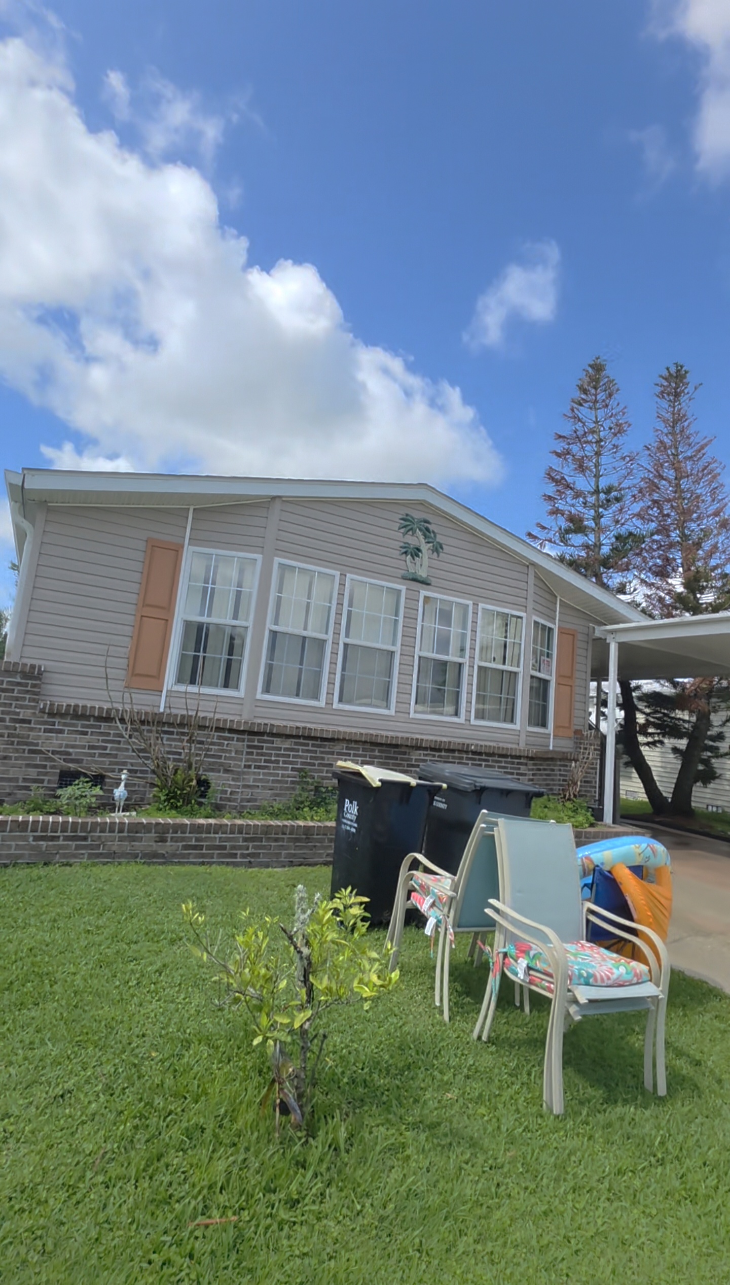 Vinyl Siding House Washing & Driveway Cleaning in Lakeland, FL